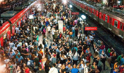 Vistadas plataformas da estao Luz lotada de passageiros, em So Paulo (SP)