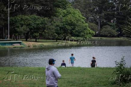 Pessoas fazem exercício físico no Parque do Ibirapuera
