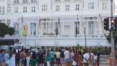 Fs em frente ao Copacabana Palace aguardam chegada de Madonna