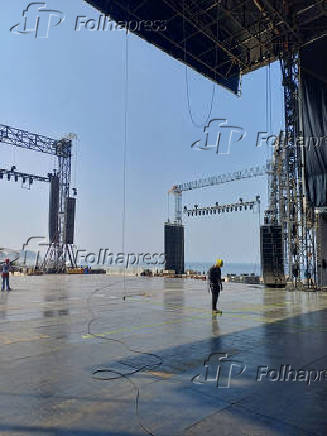 Montagem de palco para show de Madonna em Copacabana (RJ)