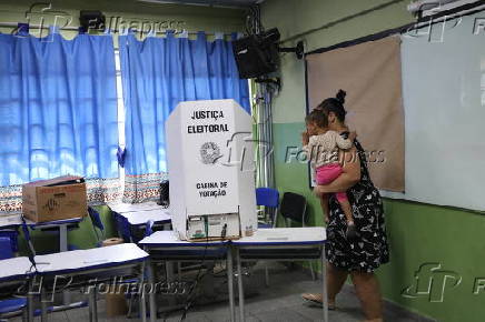 Eleitores vo s urnas pra exercer o direito ao voto