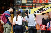 Movimento de consumidores na Black Friday em Curitiba