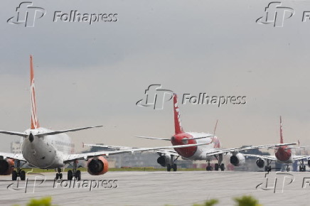 Avies na pista do aeroporto de Congonhas em So Paulo