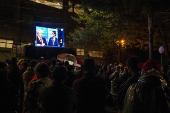 Pblico acompanha debate em telo do lado de fora da TV Bandeirantes