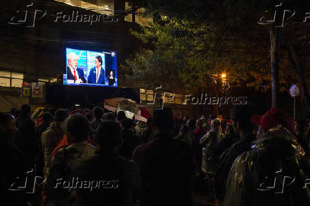 Pblico acompanha debate em telo do lado de fora da TV Bandeirantes