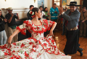 Bailarines de tres pases sudamericanos celebran un 