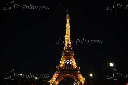 Aros olmpicos na torre Eiffel