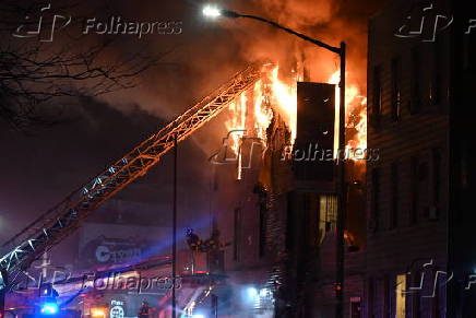 Incndio de 4 alarmes em um prdio de vrios andares na Graham Avenue em Williamsburg, Brooklyn, Nova York