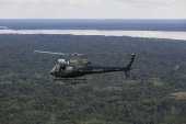 Helicptero do Ibama sobrevoa regio da floresta amaznica, prximo da cidade de Tabatinga