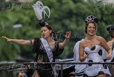 A atriz Leandra Leal com a atriz Paola Oliveira durante o bloco Cordo da Bola Preta