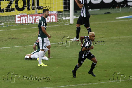 Matheus Gonalves comemora aps fazer o 1 gol do Cear