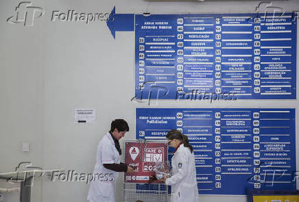 Funcionrios colocam preservativos para distribuio gratuita na entrada do Policlnico Centro