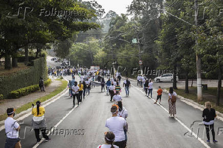 Moradores de Paraispolis fazem ato respeitando distanciamento social