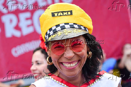 Foliões se divertem com o desfile do Bloco Vou de Taxi