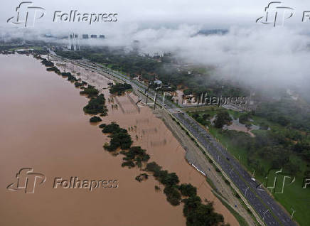 Enchente causa estragos em Porto Alegre