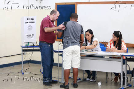 Eleitores cegos so conduzidos no Colgio ICEIA