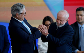 Alexandre Padilha e Lula se cumprimentam em cerimnia de posse dos novos ministros