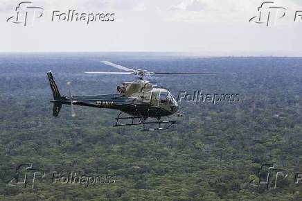 Helicptero do Ibama sobrevoa regio da floresta amaznica, prximo da cidade de Tabatinga