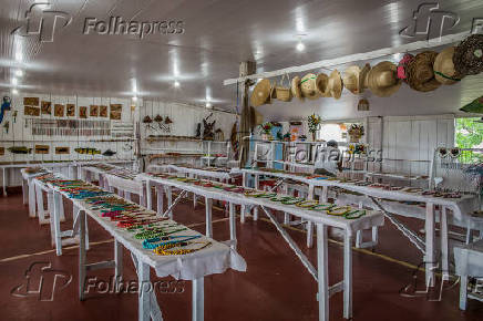 Colares na casa de artesanato - Turismo comunitrio na Amaznia apresenta dia a dia ribeirinho
