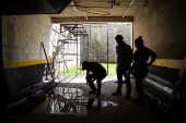 Agentes fazem inspeo contra a dengue em construo de padaria em Higienpolis (SP)