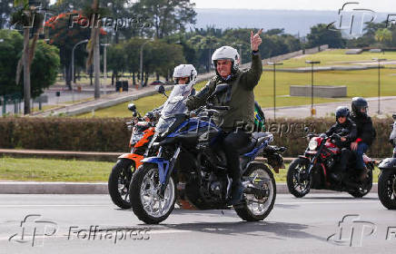 Jair Bolsonaro durante passeio de motocicleta