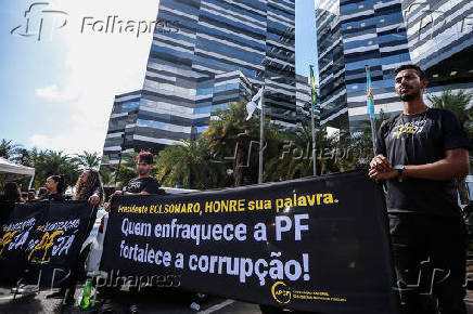 Policiais federais cobram do governo promessa de reestruturao de carreira durante manifestao em frente da sede da PF, em Braslia