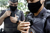 Policiais militares mostram cmeras instaladas nos uniformes, em So Paulo