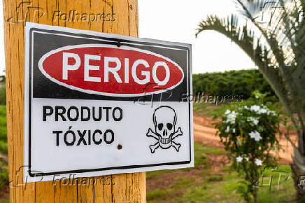 Placa de Perigo para alertar sobre o uso de defensivos agrcolas