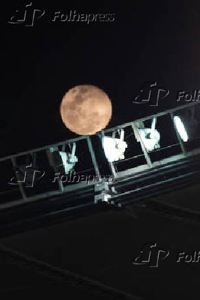 Vista da lua Superlua no Rio de Janeiro