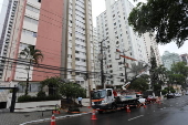 Moradores de prdios na rua Onze de Junho sem energia eltrica