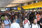 Movimentao intensa de passageiros  no saguo do Aeroporto de Congonhas