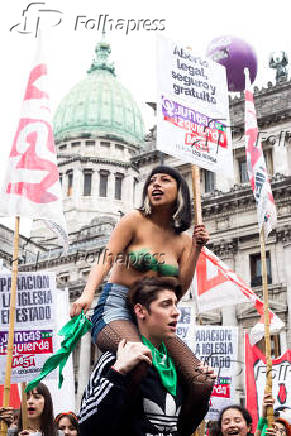 Manifestantes contras e pros o aborto durante protesto em Buenos Aires