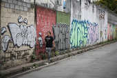 Rua Luar do Meu Bem, no Limo, zona norte, onde andar na calada exige equilbrio