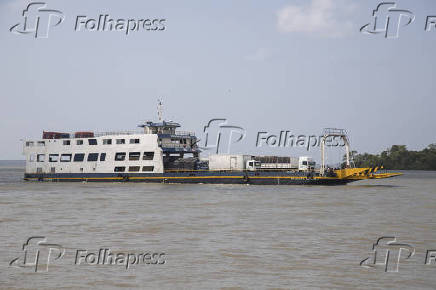 Balsa transportando passageiros e veculos na baa do Guajar