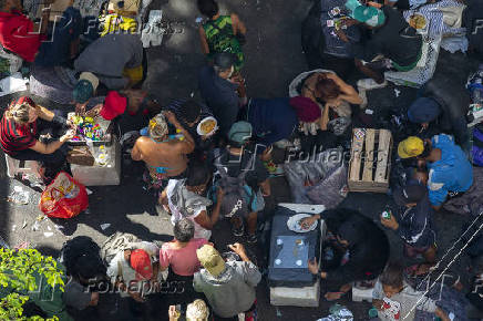 Movimentao de usurios de droga na rua Helvtia, na regio central de So Paulo 