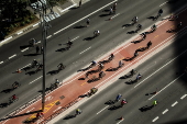 Movimentao de ciclistas e pedestres durante a inaugurao da ciclofaixa