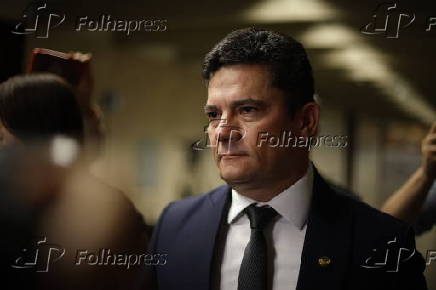 O senador Sergio Moro (Unio Brasil-PR) deixa seu gabinete no Senado