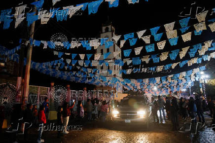 Mexicans living in the U.S. return to Mexico to spend the Christmas holiday with their families