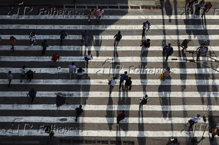 Pedestres atravessam a rua Xavier de Toledo, no centro de So Paulo