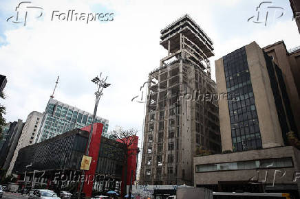  Estruturas expostas e cobertas com tela na obra parada do edifcio Dumont-Adams, na av. Paulista