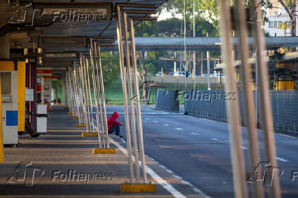 Passageiro no terminal Parque D. Pedro 2 vazio durante a greve de motoristas, em SP