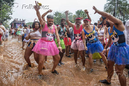 Sob forte chuva, folies se divertem com o bloco Agrada Gregos (SP)