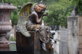 Tmulo no Cemitrio So Paulo com destaque para escultura de um anjo