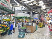 Estandes de alimentos no Mercado Municipal no bairro da Lapa