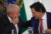 O presidente Lula, em cerimnia com a presena do ministro Fernando Haddad