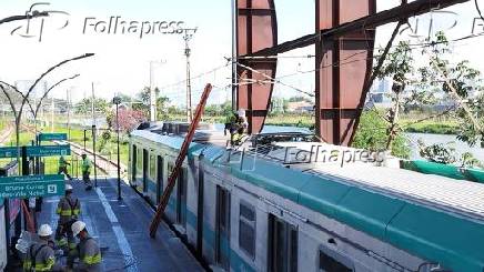 Trem da linha 9 pega fogo na estao santo amaro em so paulo