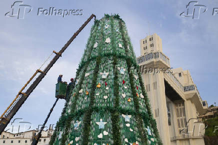 rvore de Natal construda com 27 mil garrafas PET na BA