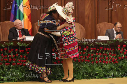 Ente electoral de Bolivia entrega credenciales a los nuevos magistrados electos