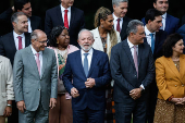 Presidente Lula posa seus ministros