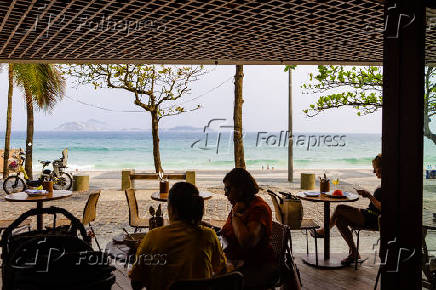 Salo do restaurante Arp, do hotel Arpoador, em frente  praia de Ipanema, no RJ